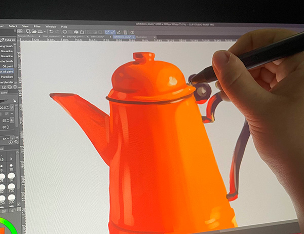 Tablette graphique et stylet installés sur le poste de travail de l'atelier Edumanga