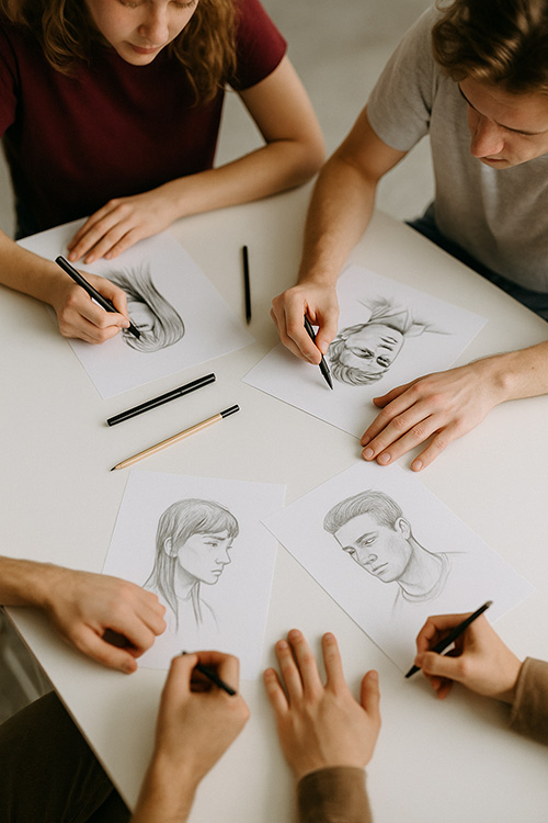 enfants dessinant dans l'atelier Edumanga