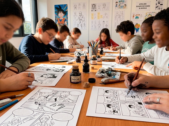 Élève dessinant un personnage de manga au crayon à l'atelier Edumanga à Vélizy-Villacoublay